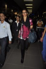 Deepika Padukone returns from Cocktail Shoot in Airport, Mumbai on 6th Jan 2012 (8).JPG